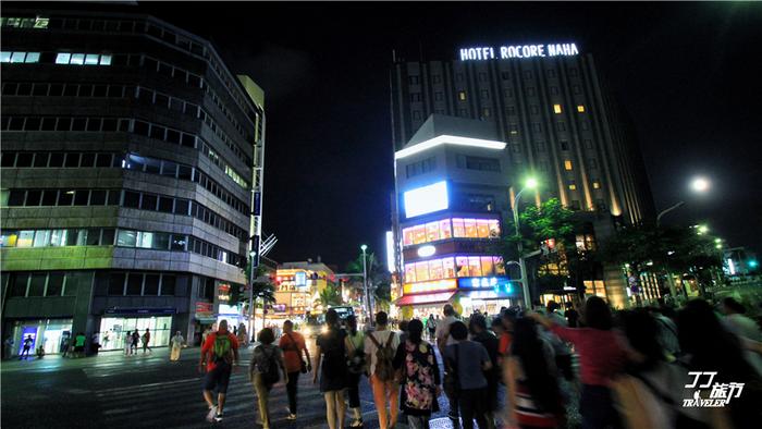 日本冲绳国际通的夜晚，最能代表冲绳文化的街道全是中国人