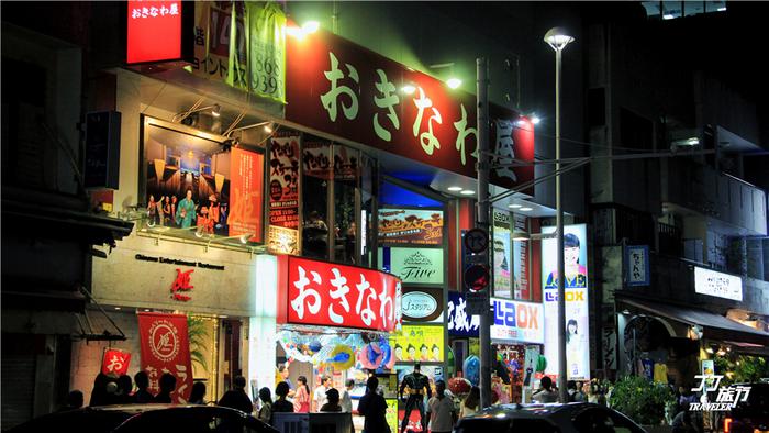 日本冲绳国际通的夜晚，最能代表冲绳文化的街道全是中国人