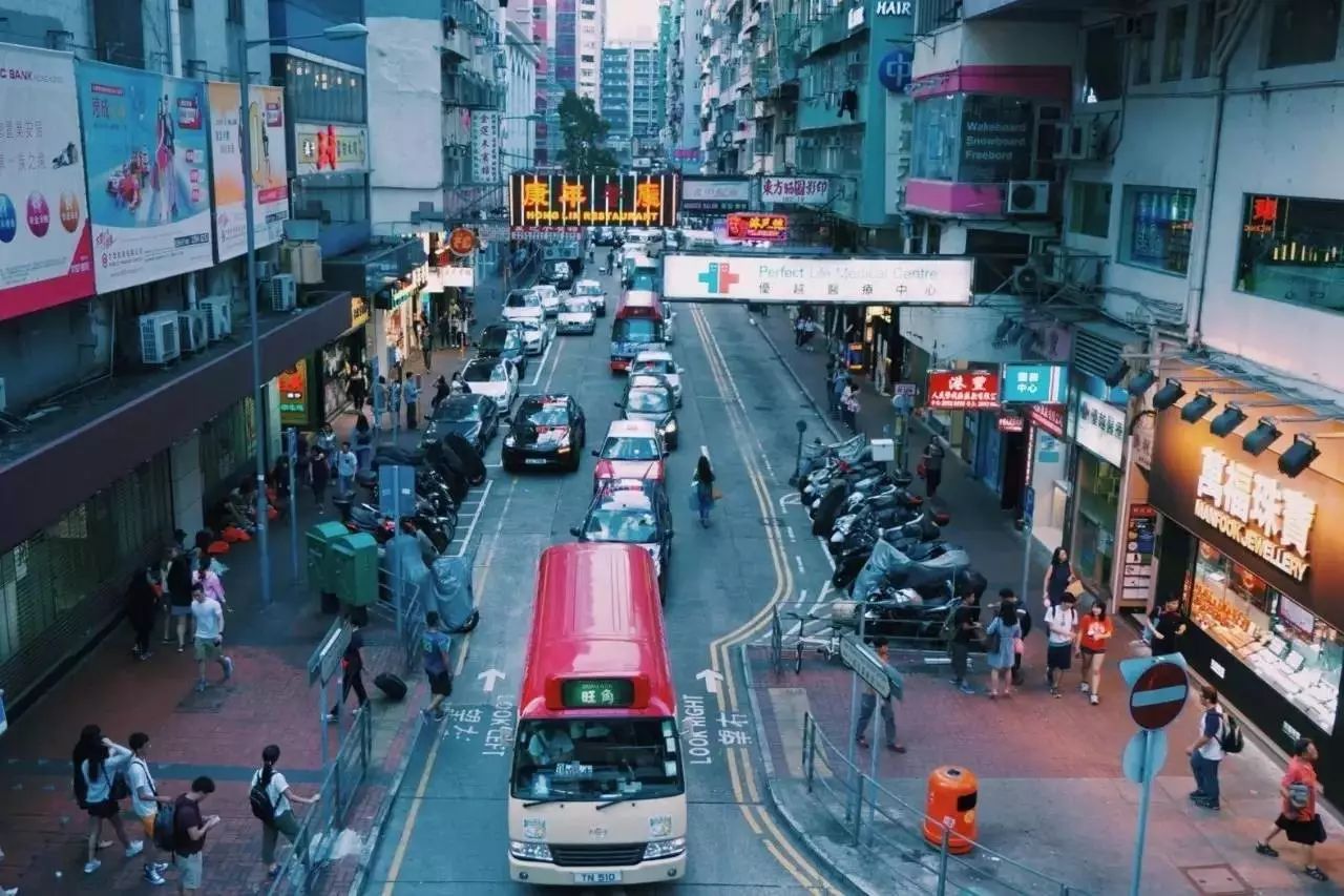 在香港，一个五味杂陈的城市